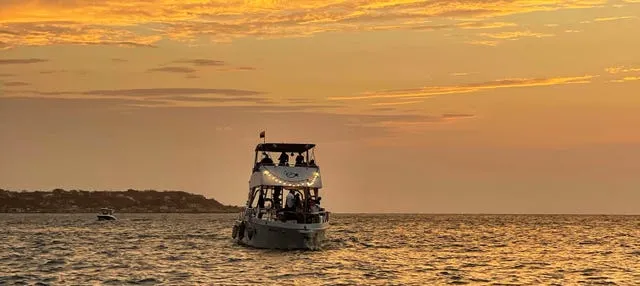 Paseo en barco al atardecer