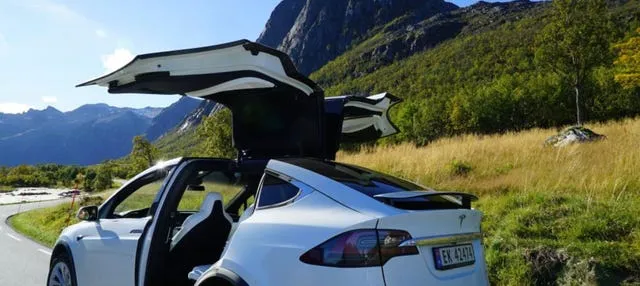 Tour panorámico por los fiordos noruegos en Tesla