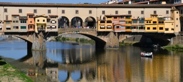 Paseo en barca por el río Arno