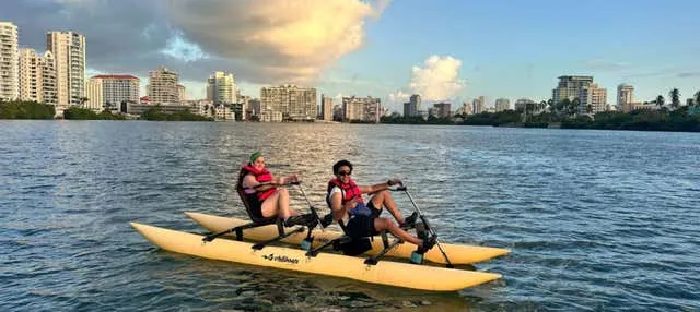 Tour en bicicleta acuática por la laguna del Condado