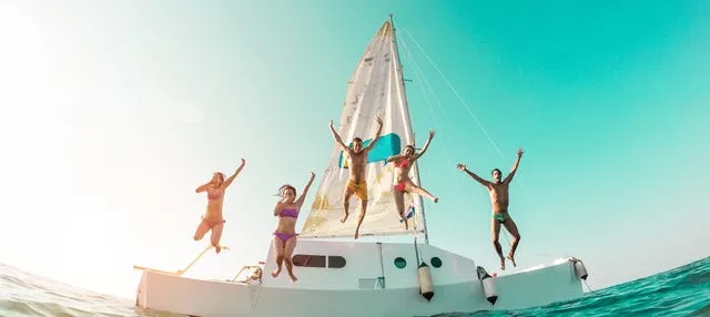 Fiesta en barco por Mykonos al atardecer