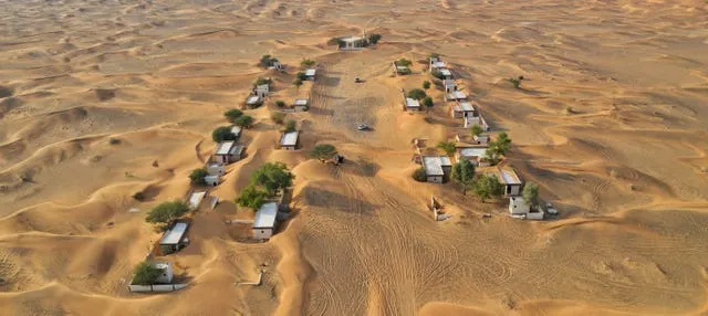 Pueblo de Al Madam + Conducción por las dunas y sandboarding