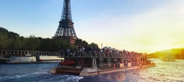 Paseo en barco por el Sena