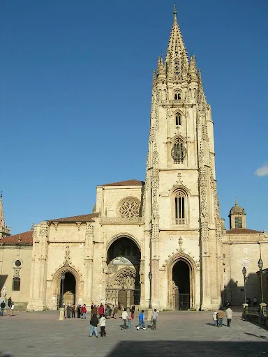 Visita guiada por la catedral de Oviedo