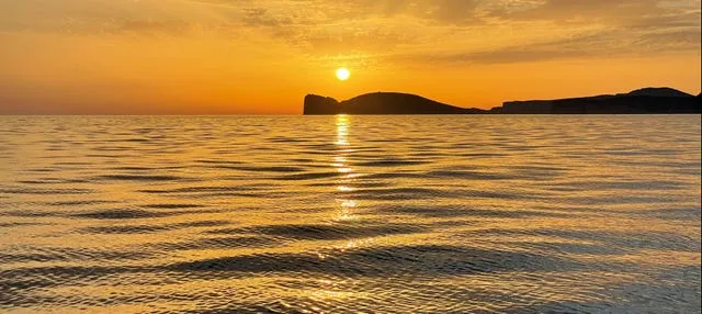 Paseo en barco al atardecer con aperitivo