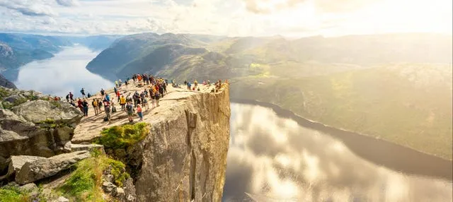 Senderismo por Preikestolen