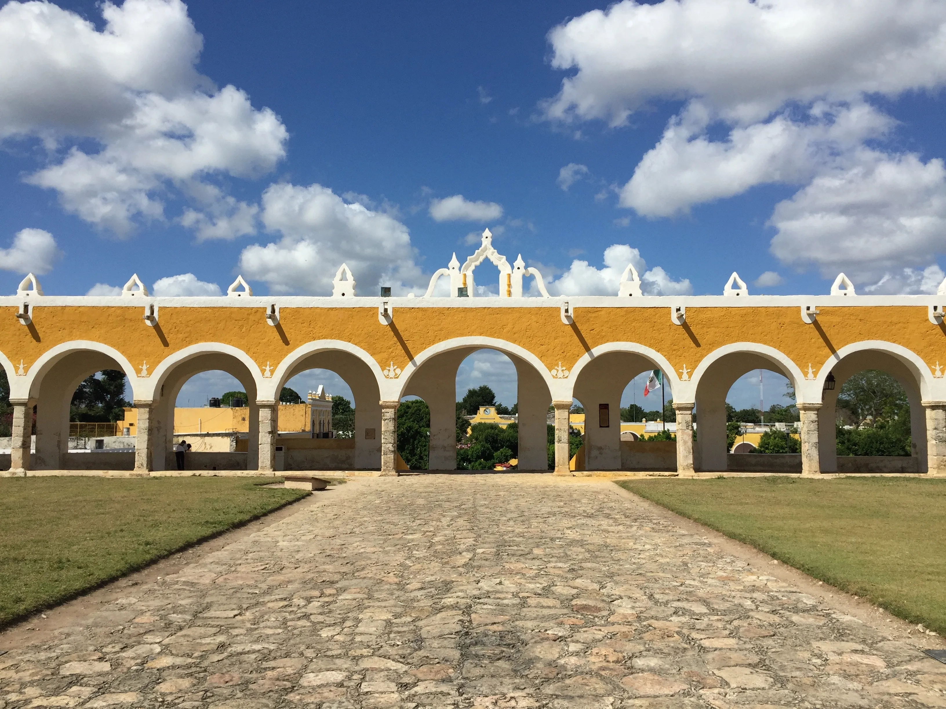 Excursión a Izamal con espectáculo de luces y sonido