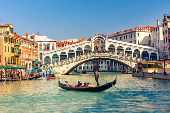 Paseo en góndola por los canales de Venecia