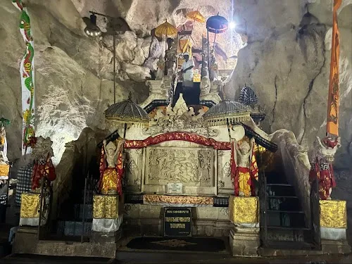 Goa Giri Putri