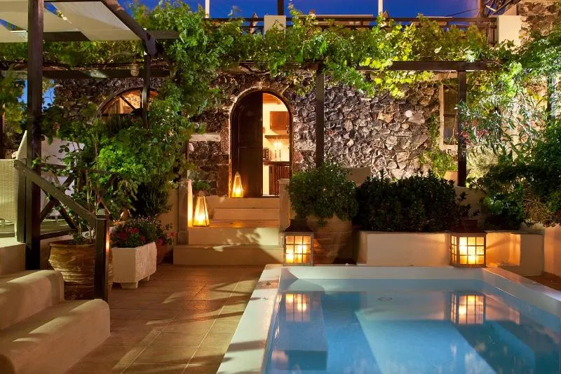 Lava Suites & Lounge