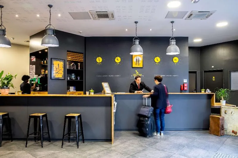 Best Western Plus Suitcase Paris la Defense