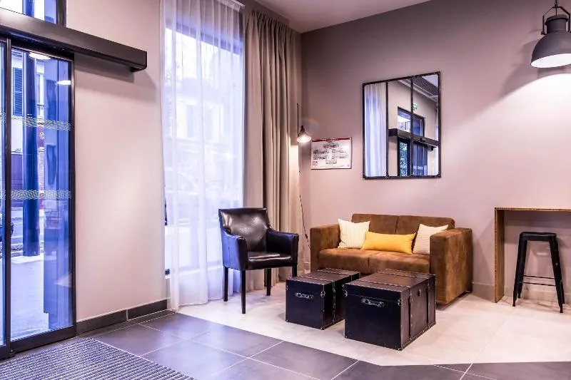 Best Western Plus Suitcase Paris la Defense